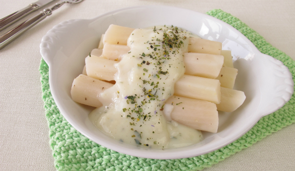 Schwarzwurzeln in Zitronen-B&eacute;chamel-So&szlig;e