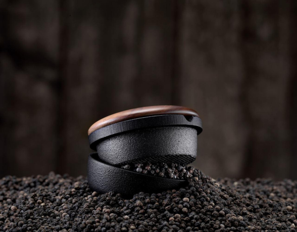 Kräutermühle "Großer Swing" von Skeppshult | z.B. für Pfeffer, Curry, Chili, Wacholder, Dillspitzen, Fenchelsamen skeppshult-gusseisen-kraeutermuehle