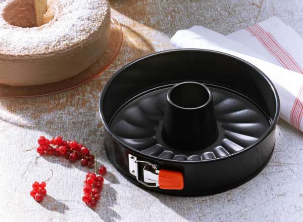 Antihaftbeschichtete Springform mit Rohrboden von Le Creuset | Material: formstabiler Karbonstahl Le Creuset Springform mit Rohrboden