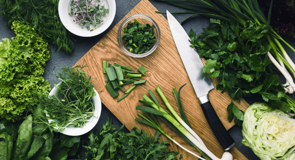 Schneiden von Kräutern und Grünzeug in der Küche Schneiden von Kraeutern und Gruenzeug in der Kueche