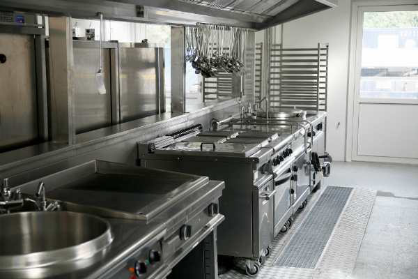 Ein Stahlplattenherd in einer Gro&szlig;k&uuml;che